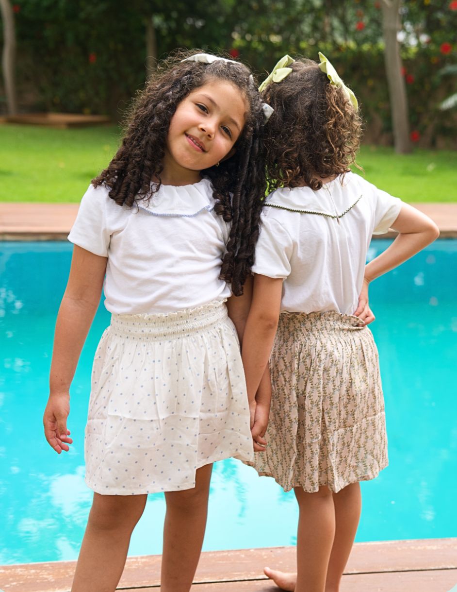 Ensemble Loly jupe beige imprimée et haut blanc et vert bouteille
