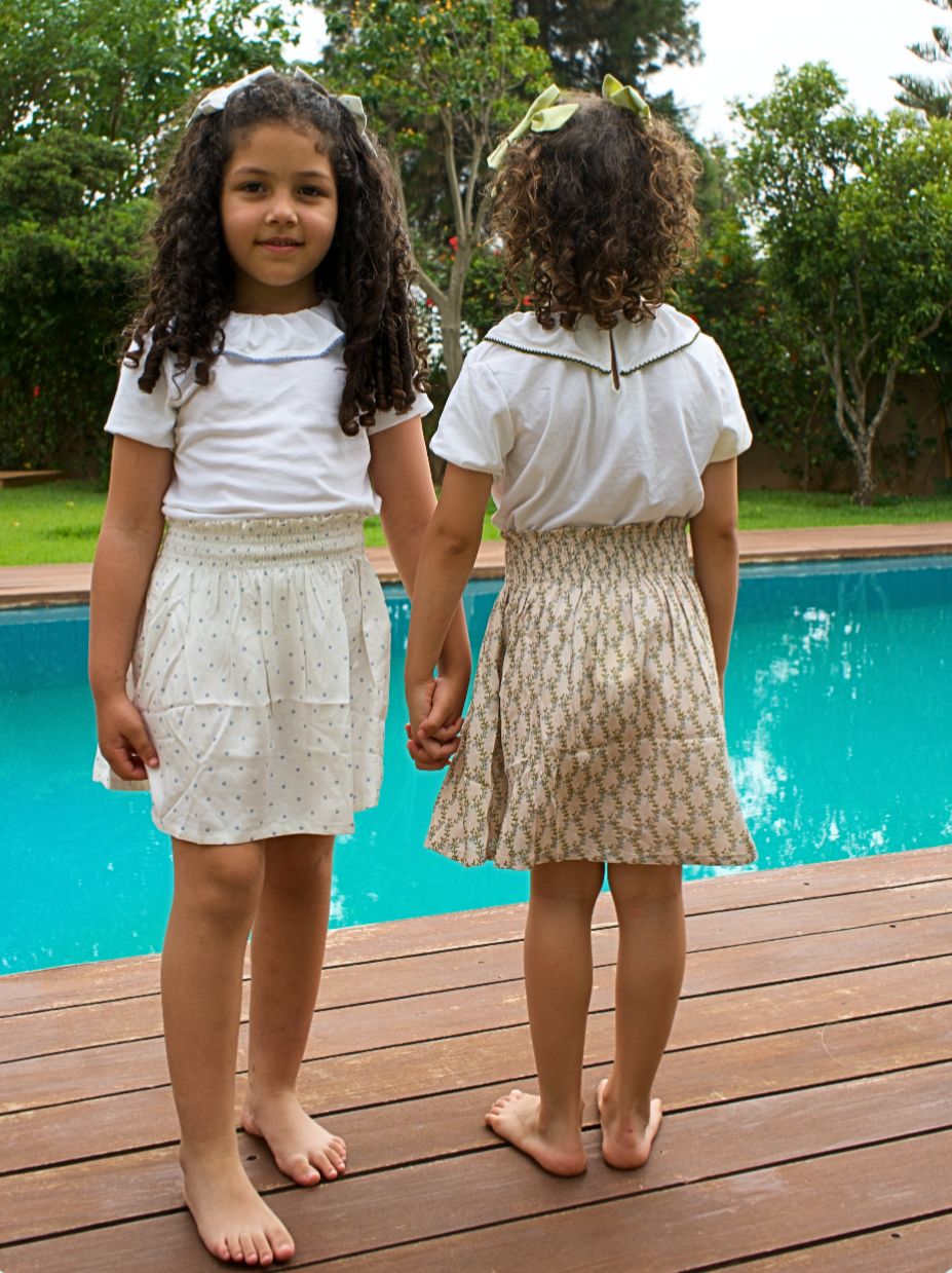 Ensemble Loly jupe beige imprimée et haut blanc et vert bouteille